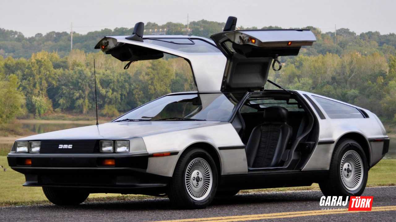 Geleceğe Dönüş filmindeki Marty McFly ve zamanda yolculuk yapan DeLorean DMC-12