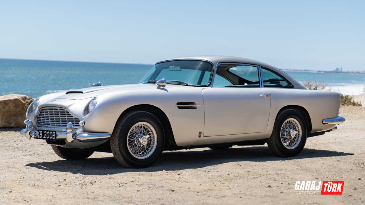 James Bond'un Goldfinger filmindeki gadget dolu gümüş Aston Martin DB5'i