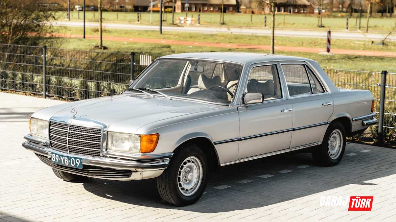 Kibar Feyzo filmindeki ikonik lacivert Mercedes-Benz 280 S